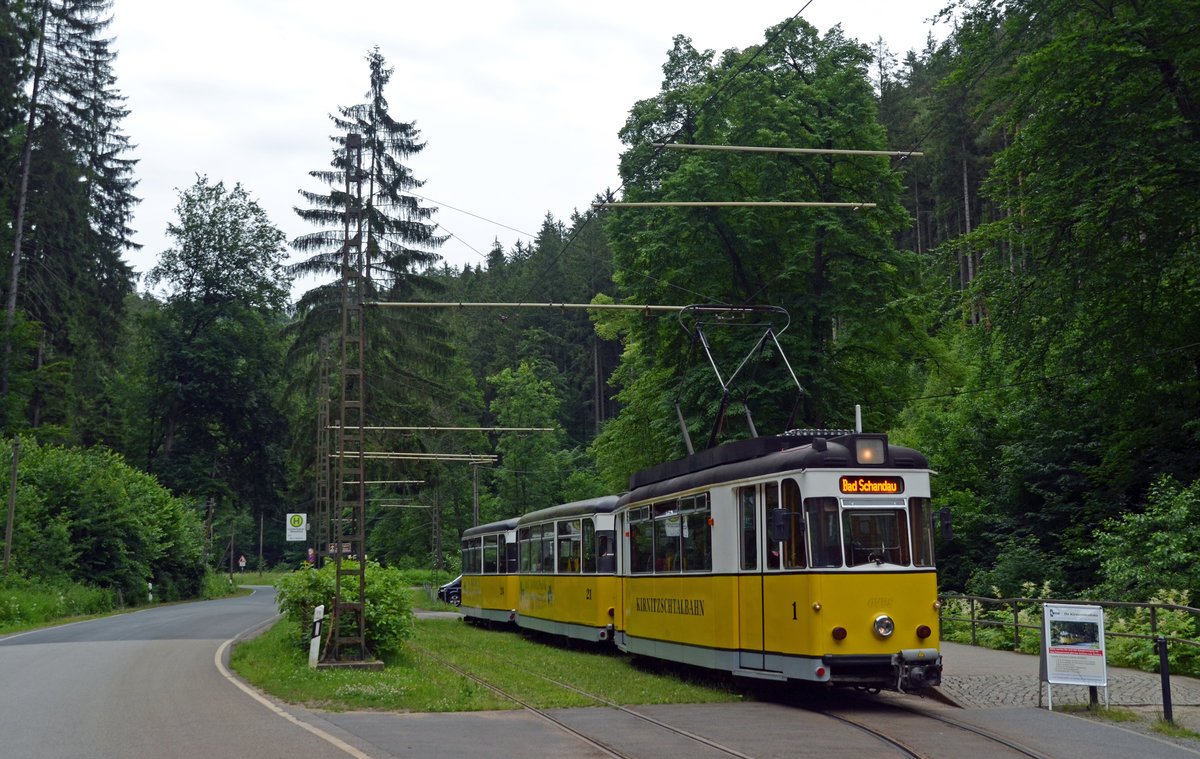 Hier wartet diese Kirnitzschtalbahn an der End- und Ausgangshaltestelle Lichtenhainer Wasserfall am 16.06.16 auf die Abfahrt nach Bad Schandau. 