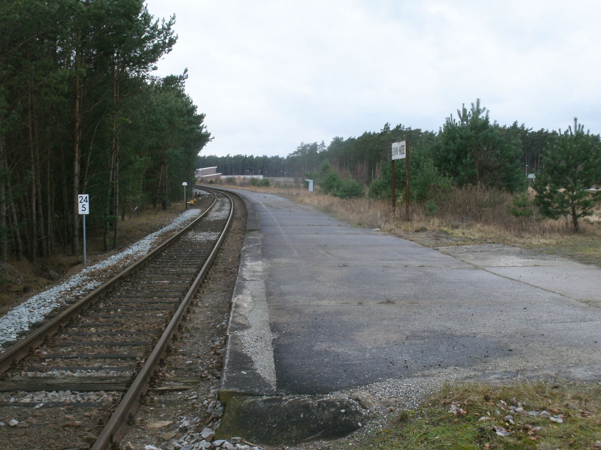 Hier wartet man vergeblich auf einem Zug,denn es hält am Haltepunkt Lubmin-Mitte kein Zug mehr.Aufnahme vom 16.Februar 2014.Bis nach der Wende hielten hier die Personenzüge von und nach Greifswald.Die Strecke ist nicht stillgelegt denn über die Strecke fahren,in unregelmäßigen Abständen,die Castorzüge nach Lubmin.