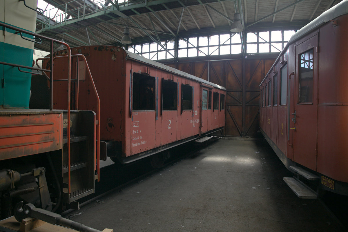 Hier  wartet noch viel Arbeit, bis dieser Nebenbahn Personenwagen aufgearbeitet sein wird. 11.09.2020 12:03 Uhr.  Chomutov