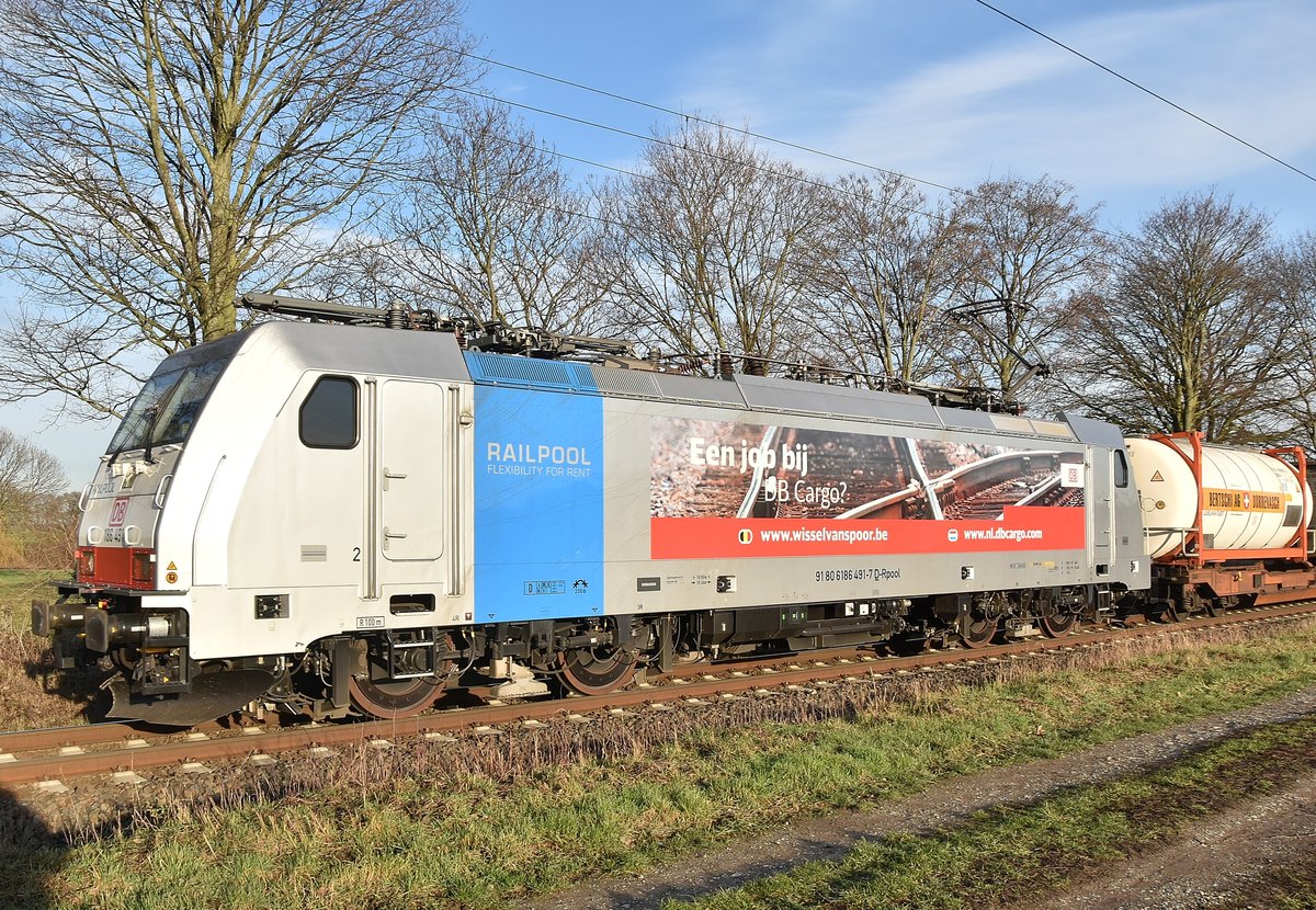 Hier die Werbelok DB Cargo be mit Werbung für einen Job als Lokführer,
die mir heute als Umleiter bei Boisheim vor die Linse fuhr. 19.1.2019