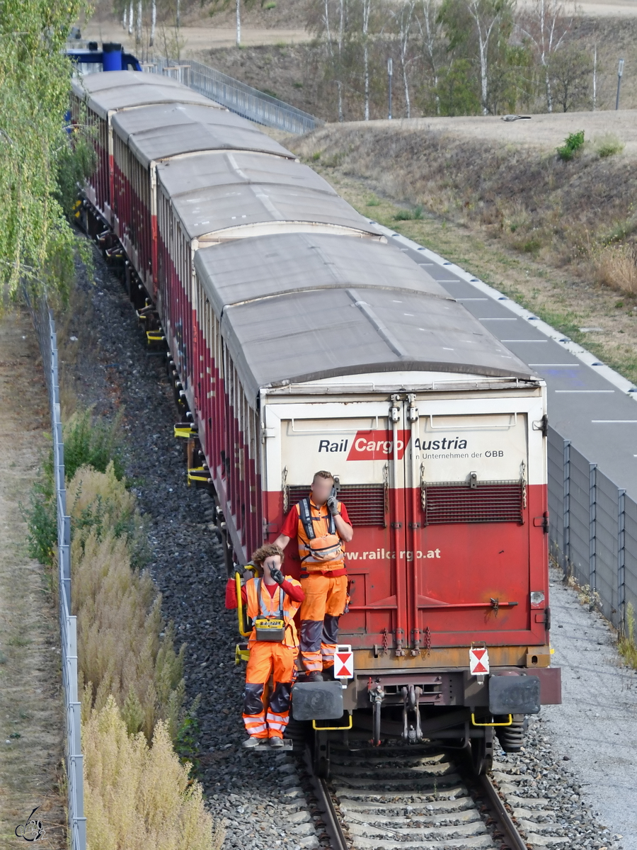 Hier werden gerade ein paar Güterwagen durch den Duisburger Rheinpark rangiert. (August 2022)