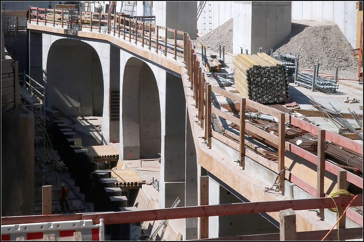 Hier werden die Züge zukünftig in den Berg fahren -

Tunnelportale am zukünftigen Nordkopf des Stuttgarter Hauptbahnhofes. Von hier wird es nach Feuerbach und Bad Cannstatt gehen. Diese Tunnel sind weitgehend aufgefahren inzwischen. Am Cannstatter Tunnel fehlt noch der zweigleisige Querschnitt unter dem Rosensteinpark.

In der anderen Richtung erreicht von der Filder her kommende die Tunnelbohrmaschine demnächst das Vorfeld am Südkopf des Hauptbahnhofes, wird dort in einer Karverne gewendet und fährt dann in Bergrichtung die untere noch fehlende Hälfte der zweiten Röhre auf.

Der Tunnel in Richtung Untertürkheim ist weitgehend aufgefahren, vom Hauptbahnhof her kommend bis hinter den Neckar. Unter dem Neckar wird sich der Tunnel in zwei Äste verzweigen.

Der S-Bahntunnel entsteht zu einem großen Teil in offener Bauweise. Dazu sind die Bauarbeiten momentan im Gange. Ein Teil davon wurde schon vorab gebaut. Nördlich der zukünftigen Station Mittnachtstraße sind die bergmännisch erstellten Röhren unter den dortigen Bahnanlagen aufgefahren. Der Abschnitt unter dem Rosensteinpark fehlt hier ebenfalls.

31.07.2018 (M)