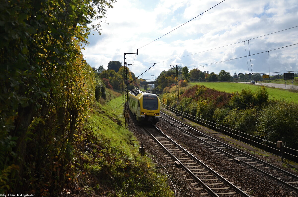 Hier ist wieder Go-Ahead ET 5.18 B als MEX 16 nach Stuttgart Hbf auf Talfahrt auf der Geislinger Steige. Aufgenommen am 03.10.2022 bei Gegenlicht.