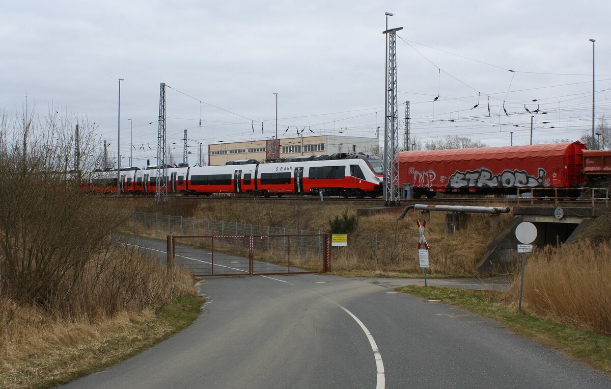 Hier wird 4758 017-9 A- rangiert. | nagelneu und schon im SSM Sassnitz-Fährhafen | März 2022 | von der Grenze der DB-Anlage aus aufgenommen.