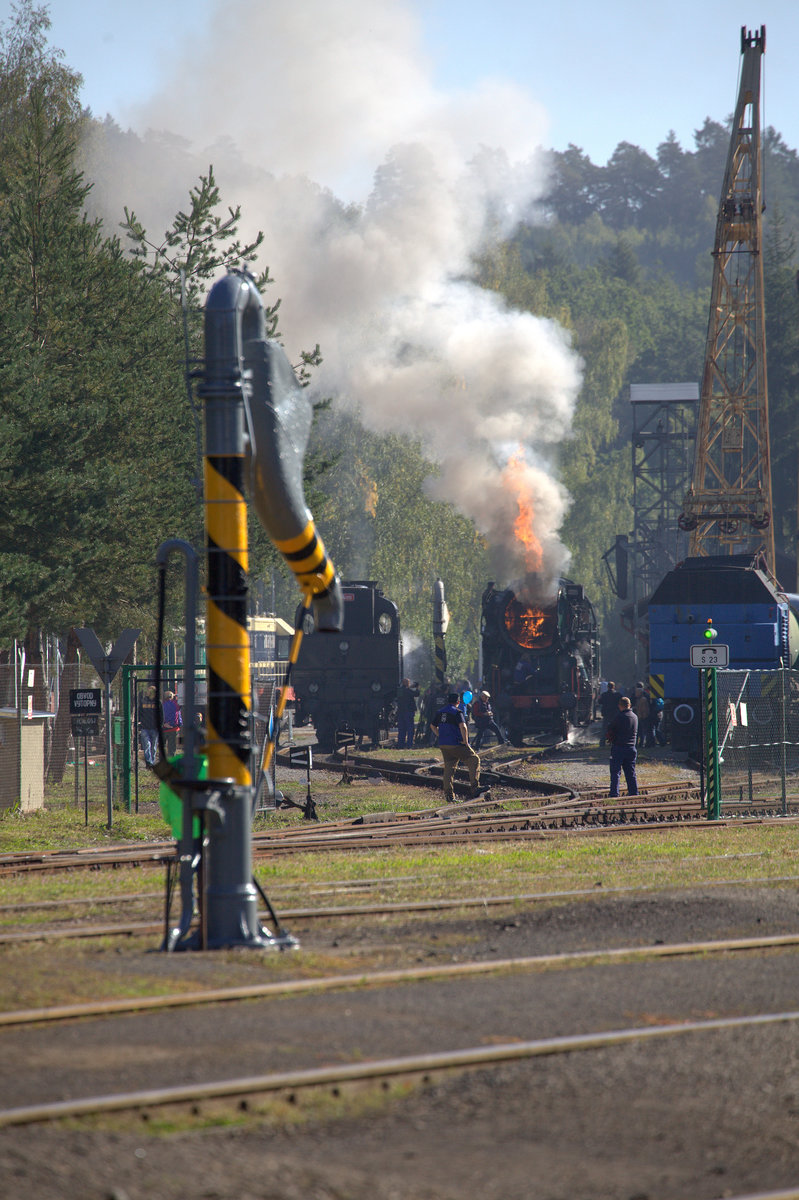 Hier wird etwas  Schow  für die Besucher gemacht, eine mächtige Flamme schießt aus der Rauchkammmer. 21.09.2019  09.48 Uhr.
