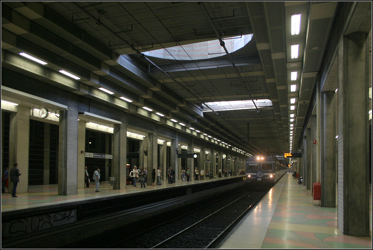 Hier wird der neue Innenstadttunnel anschließen -

Stockholms södra: Blick auf die beiden mittleren Bahnsteiggleise dieser unterirdischen Station. Momentan wird noch im Richtungsbetrieb gefahren. Nach Bau der Citybanan (Innenstadttunnel für den Pendeltåg) wird dann dieser Bahnhof auf Linienbetrieb umgestellt. Der rechte Bahnsteig dient dann nur noch dem Pendeltåg-Verkehr. Die anderen Züge fahren dann auf den anderen beiden Gleisen. 

23.08.2007 (M)
