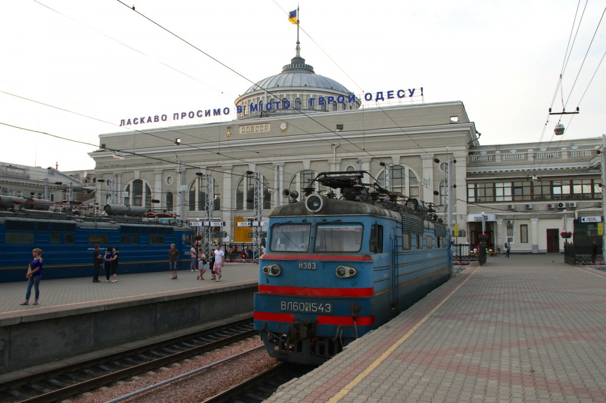 Hier die WL60 - 543 im Bahnhof von Odessa am 26.06.2015. Am Gebäude hängt noch Herr Stalin und das soviet Wappen mit Hammer und Sichel.