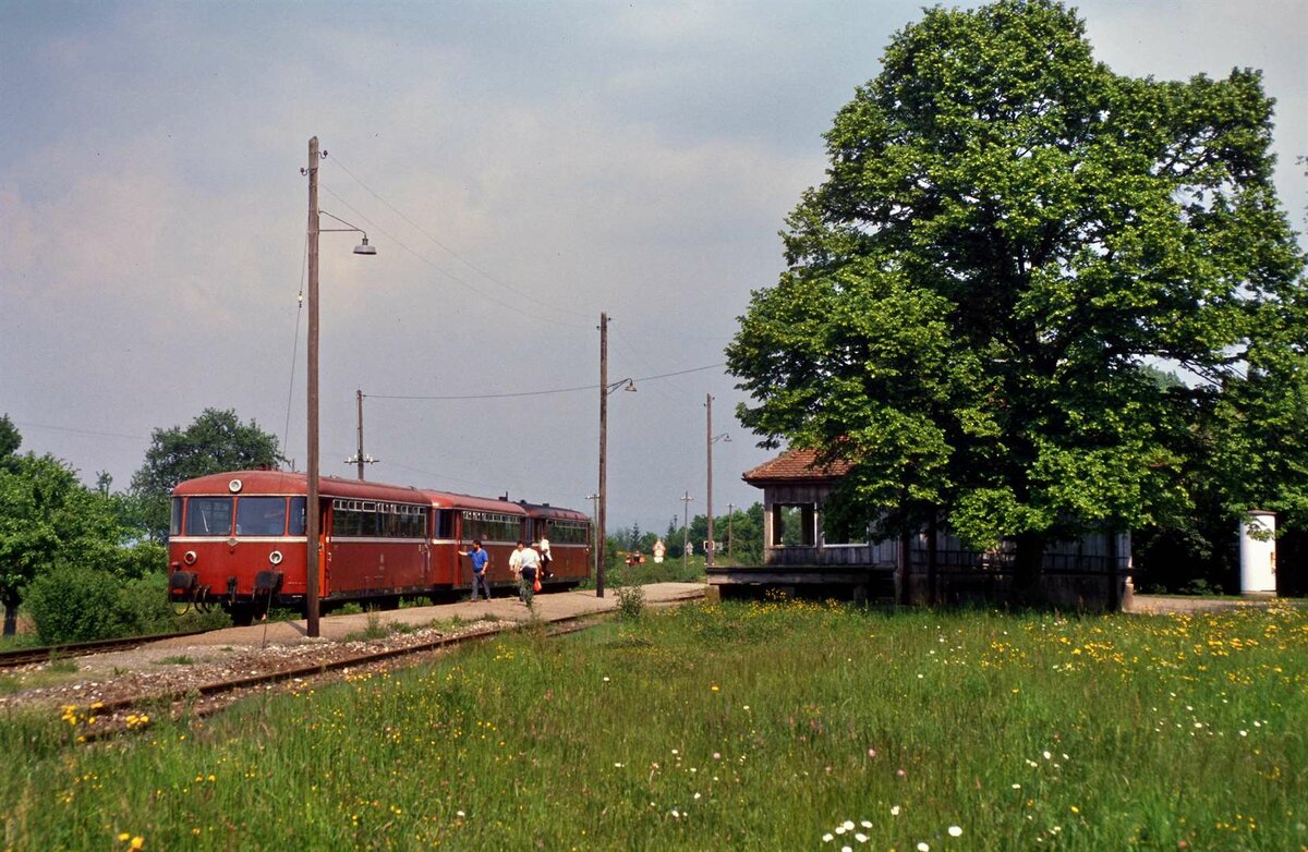 Hier, wo der Bahnhof Dürnau der Voralbbahn sich befand, wurden Häuser errichtet. Der Uerdinger Schienenbuszug wartet wie so oft auf die wenigen Fahrgäste, welche ihn nutzten.
Datum: 01.03.1985 