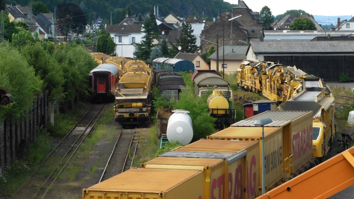 Hier ist wohl eine Abstellgruppe für Gleisbauzüge.
All das gesehen in Brohl auf der Linken Rheinseite zwichen Köln und Koblenz.

Brohl
08.07.2016