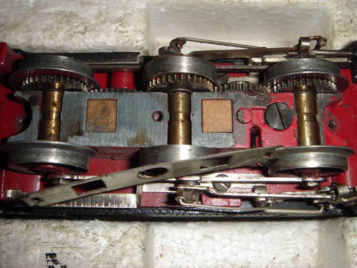 Hier wurde auch noch die brünierte Blechplatte enternt. Darunter kommt die Achslagerung der TP 800.1 zum Vorschein. Sie ist hier so gelöst wie bei den Modellen der E 18, also der MS 800 und den späteren 3024/23, indem die Achsen in Messingbuchsen stecken und diese im Zink-Gussteil gelagert sind. Spätere Versionen der TP 800 haben das nicht mehr, während es bei der MS 800 / 3024/23 bekanntlich beibehalten wurde. Aufnahme 28.09.2014