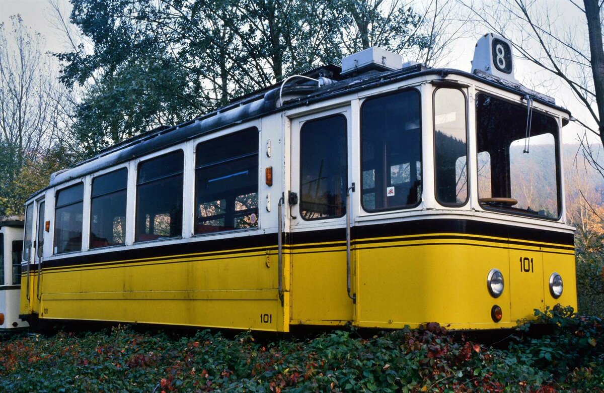 Hier wurde Wagen 101 der Stuttgarter Zahnradbahn sich selbst überlassen auf dem Areal des früheren Bahnhofs Schönau der schon eingestellten DB-Bahnstrecke Neckarsteinach-Schönau. Das Foto entstand im November 1984.