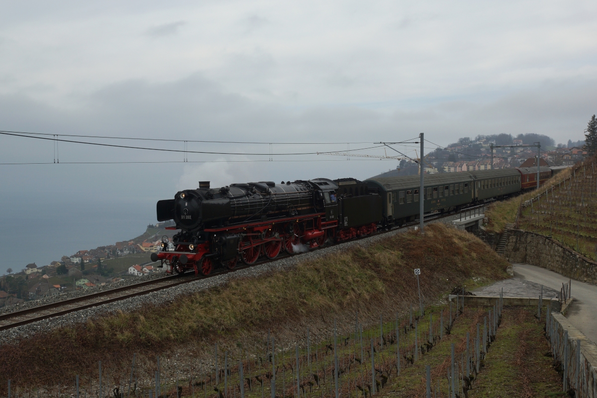 Hier zeige ich nun das Foto, bei dessen Aufnahme ich von Christine selber bildlich festgehalten worden bin: Die Pacific 01 202 bremst am 18.01.2014 ihren Extrazug von Puidoux-Chexbres hinunter nach Vevey. Die Fahrt, welche unter dem Titel  Alpine Steam Express  stattfand, war die erste seit der Revision der Pacific 01 202 und führt von Lyss über Bern, Fribourg, Vevey nach Brig. 