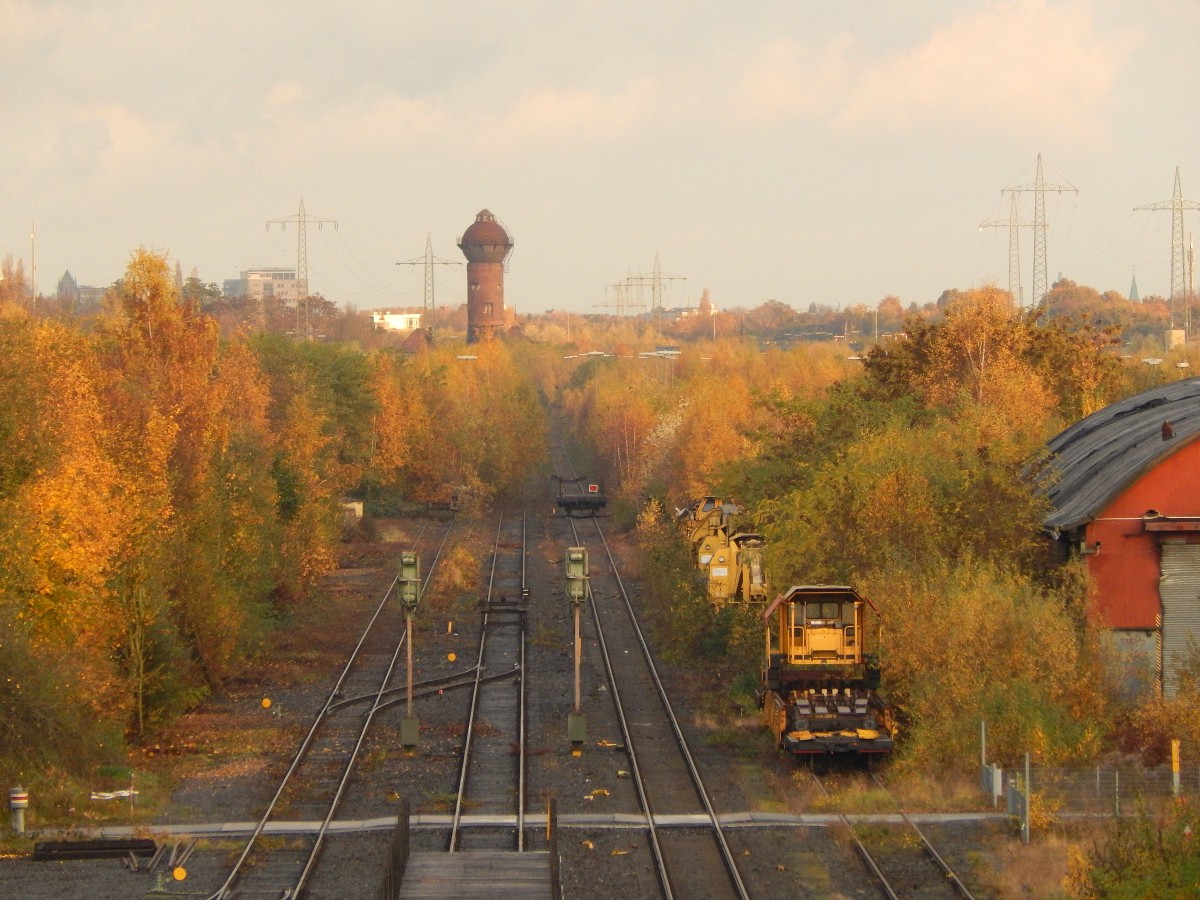 Hier zeigt sich der Herbst von der schönsten Seite. Zu sehen sind 3 Abstellgleise der Bahnbau Gruppe welche früher zum alten BW Wedau gehörten welches sich im Birkenwald dahinter befand und noch am Wasserturm zu erkennen ist.
Das rechte Gleis ist nicht das eigendliche 4 Gleis sondern ein altes Gleis wo die defekten Bauzüge abgestellt werden, dieses Gleis existiert in den Plänen der DB nicht mehr.

Duisburg Entenfang 07.11.2015