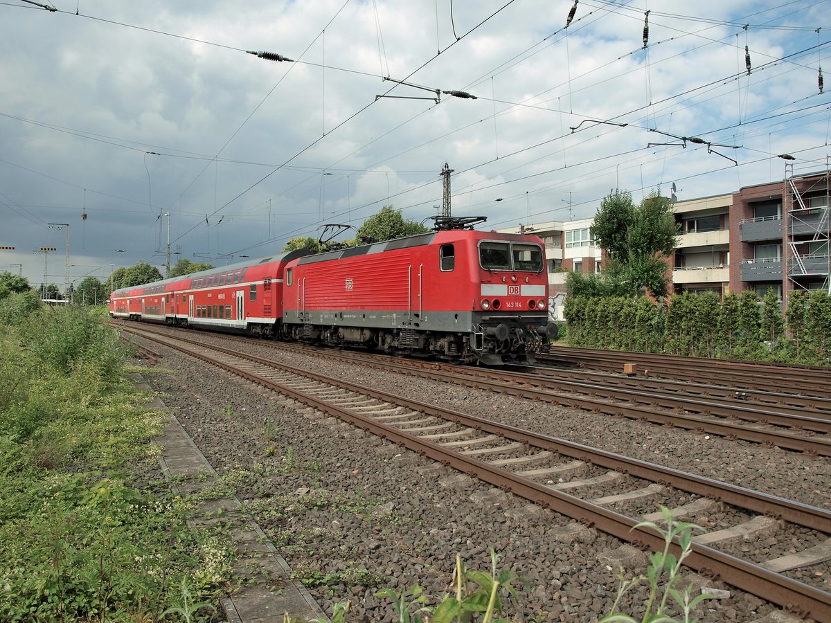 Hier zieht die 143 114 einen RB27 nach Koblenz aus dem Rheydter Hbf heraus. Dienstag 5.7.2016