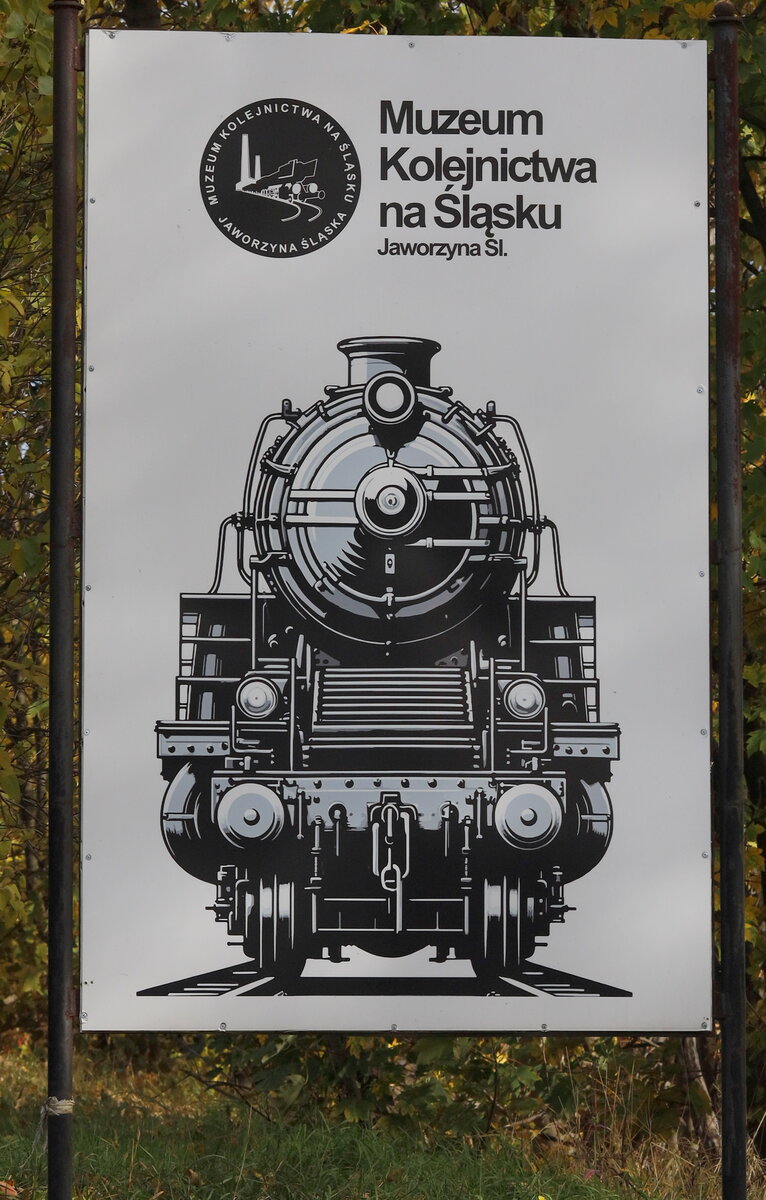 Hier das Ziel meiner Reise , das Muzeum Kolejnictwa na Śląsku (deutsch Museum f�r Eisenbahnwesen in Schlesien) ist ein Eisenbahnmuseum in Jaworzyna Śląska (K�nigszelt) in der Woiwodschaft Niederschlesien in Polen. Es befindet sich seit 2005 im ehemaligen Bahnbetriebswerk. Der Bahnhof bediente vier Richtungen und ben�tigte eine leistungsf�hige Infrastruktur mit Dampfbetriebswerk, Wartungspl�tzen einschlie�lich Werkst�tten. Die Elektrifizierung f�hrte zur Aufl�sung des Bahnbetriebswerks. Den Kern des Museums bildet der Bestand an Normalspur-Schienenfahrzeugen aus der Zeit zwischen 1890 und den 1970er Jahren. 23.10.26  gegen 12.00 Uhr