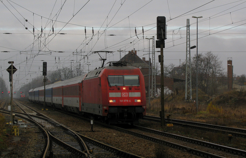 Hier zu sehen 101 078-4 beim rumpeln durch den Zossener Bahnhof, welcher zur Zeit eine einzige Baustelle ist. Hier der alte Zustand am 24.11.12