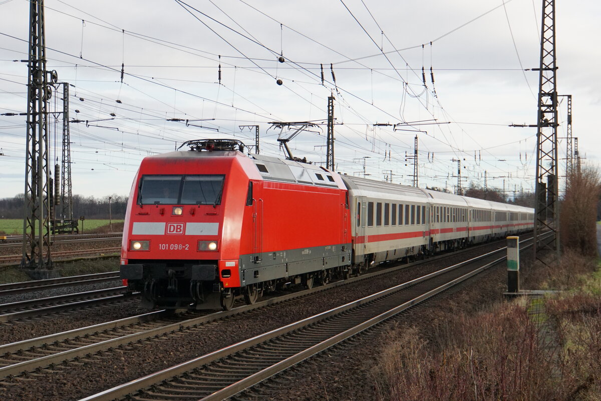 Hier zu sehen eine 101 098-2 auf seine fahrt nach Amsterdam-Centraal wobei die Lok in Bad Bentheim abgekuppelt wird.
Aufgenommen in Wunstorf