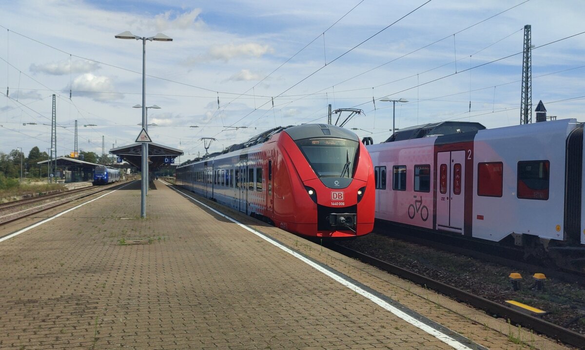 Hier zu sehen ist die 1440-006 der DB Regio Mitte bei der Ausfahrt aus dem Homburger Hauptbahnhof als RB70 (12522) nach Merzig (Saar) von Gleis 5.

Aufgenommen am 08.08.2023 um 12:30 Uhr.