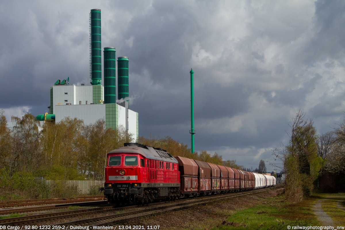 Hier zu sehen ist 232 259 wie sie am 13.4. den GM 60801 ihrem Ziel, der HKM entgegen zieht.