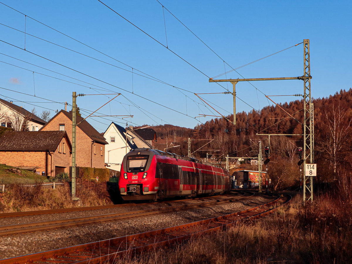 Hier zu sehen ist der 442 302 als RE 10924 von Siegen nach Aachen bei der Einfahrt in den Bahnhof von Brachbach.
Das Bild ist am 18.12.20 um 16:10 entstanden.