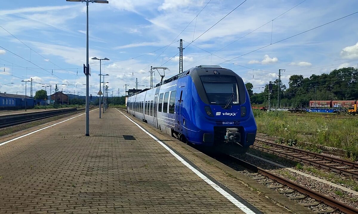 Hier zu sehen die 8442-641 der vlexx als RB74 (76813) von Neunkirchen (Saar) Hbf bei seiner Einfahrt in den Homburger Hauptbahnhof auf Gleis 6.

Aufgenommen am 08.08.2023 um 12:46 Uhr.
