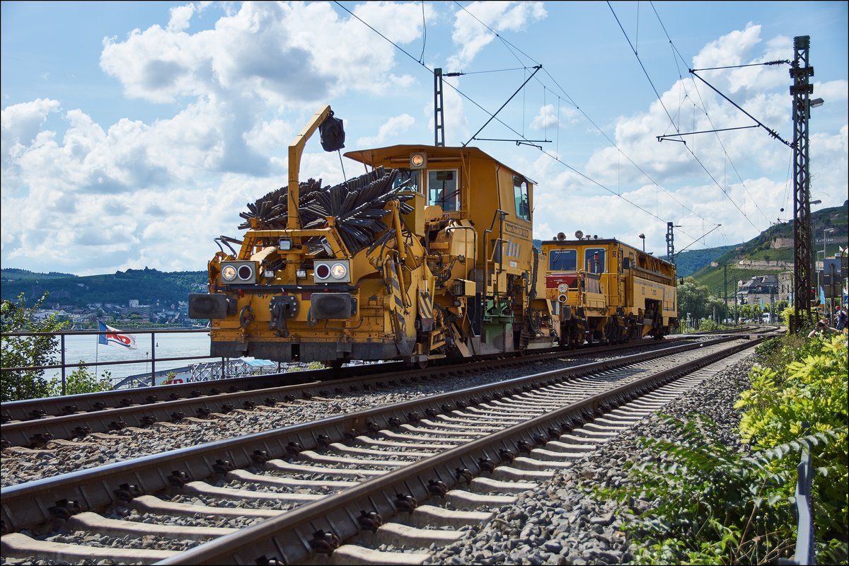 Hier zu sehen am 09.08.2017 in Rüdesheim eine Schotterverteil-und Planiermaschiene SSp 110 SW + eine 2 Schwellenstopfmaschiene 09-32 GSM von Plasser&Theurer.  