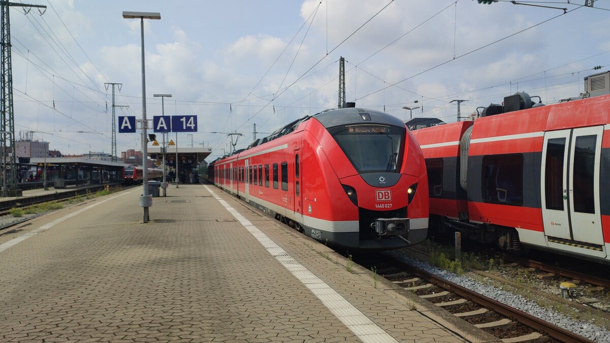 Hier zu sehen bei der Ausfahrt aus dem Nürnberger Hbf die 1440-027 der S-Bahn Nürnberg als S5 (39513) nach Allersberg (Rothsee) von Gleis 14.

Danke an den Triebfahrzeugführer für den Lichtgruß und Grüße zurück!

Aufgenommen am 30.08.2023 um 12:43 Uhr.