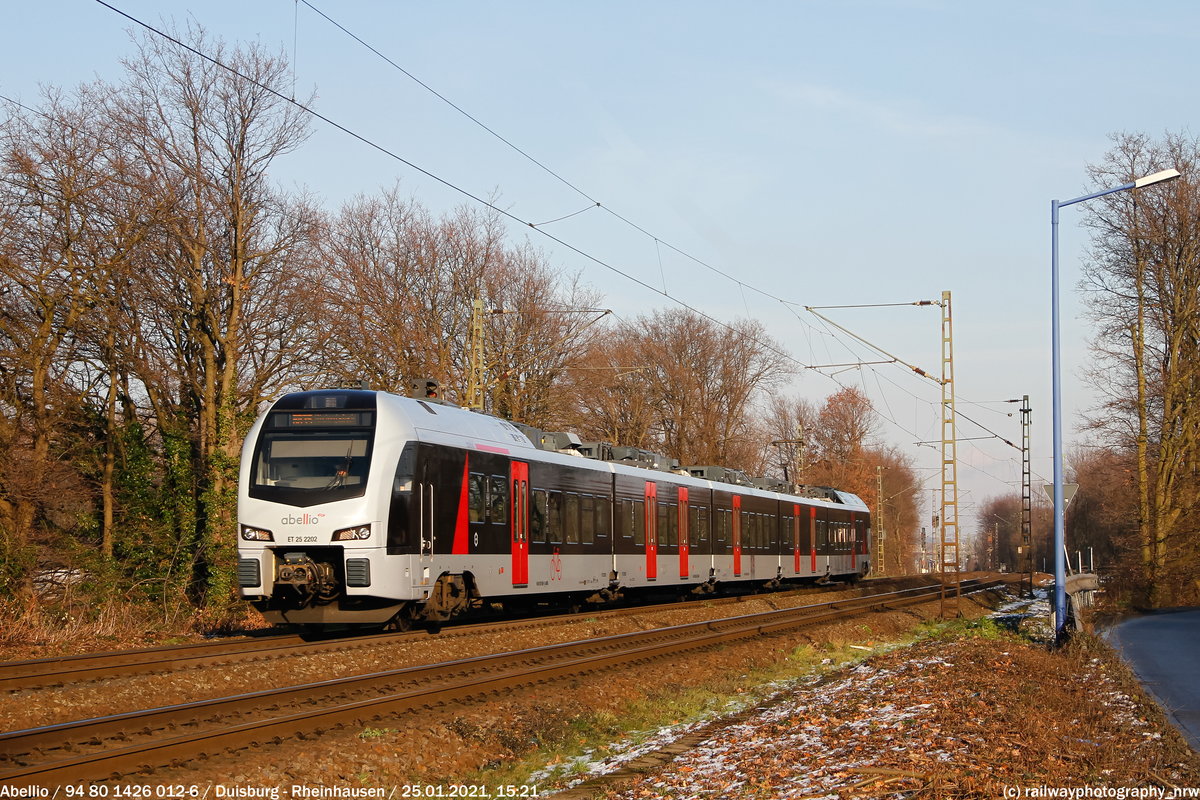 Hier zu sehen ist ein Flirt 3 von Abellio, wie er als RB 35 nach Mönchengladbach durch Duisburg-Rheinhausen fährt. 