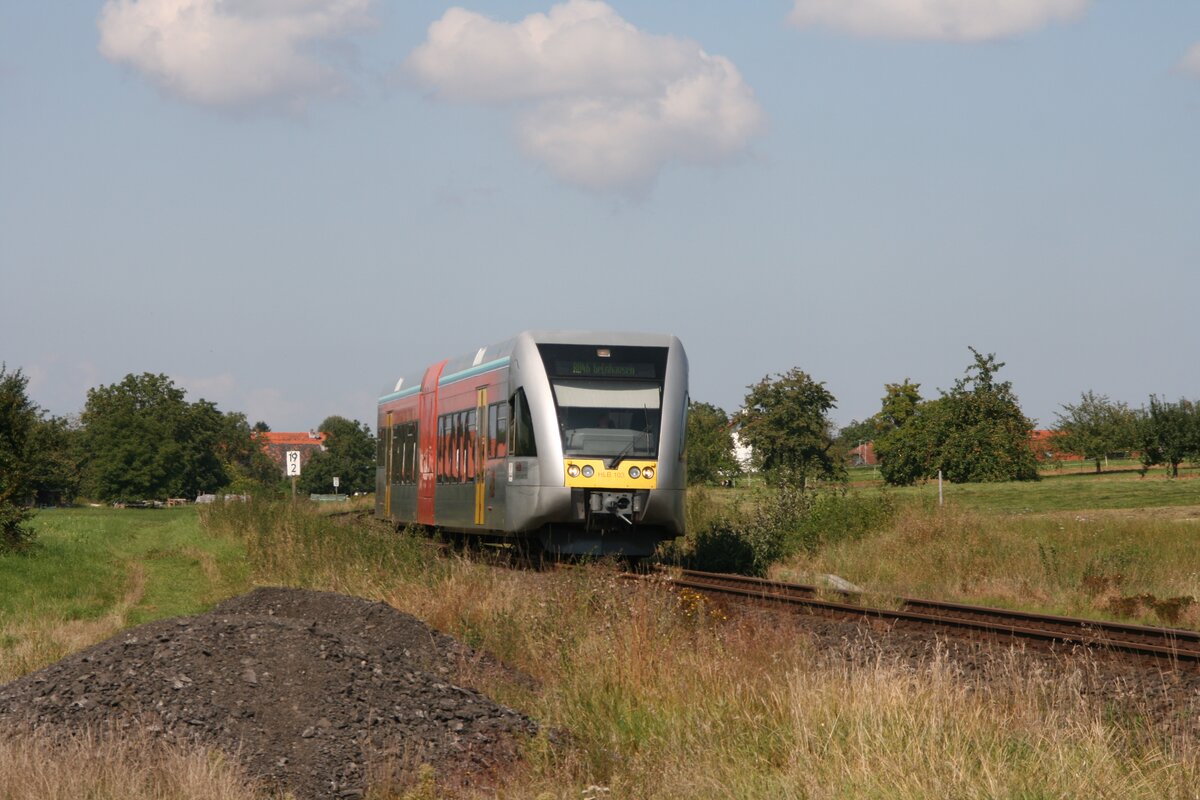 Hier zu sehen ist ein HLB GTW2/6 (HLB 103) am 4.9.2021 in Hungen am BÜ der Lahn-Kinzig-Bahn im Feld als RB46 Gelnhausen.