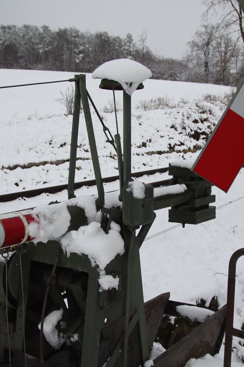 Hier zu sehen ist ein Teil der Mechenik und eine Glocke der Anrufschranke in Rülfenrod, wie sie am 08.01.2020 auch vom Schneefall im Vogelsberg nicht verschont wurde.