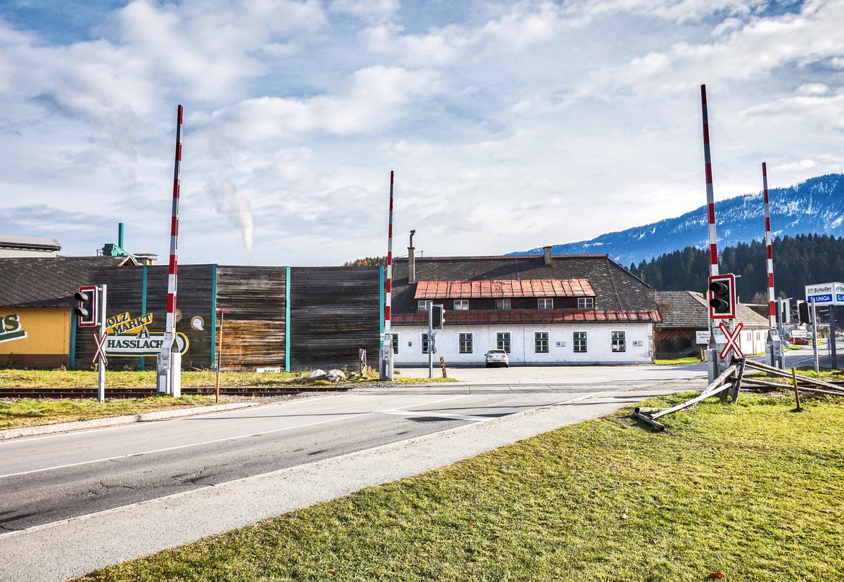 Hier zu sehen ist der einzige beschrankte Bahnübergang der Gailtalbahn, am 11.11.2017.
Seit der Einstellung der Bahn im oberen Gailtal ist er nun jedoch beinahe arbeitslos, nur ab und zu schließen sich noch die Schranken, wenn eine längere Wagengruppe in die AB Hasslacher verschoben wird.
Vielleicht werden ja in Zukunft auch wieder Züge vom Verein Gailtalbahn die Straße überqueren.

<a href= http://www.gailtalbahn.at/ >www.gailtalbahn.at</a>
<a href= https://www.facebook.com/vereingailtalbahn/ >www.facebook.com/vereingailtalbahn</a>