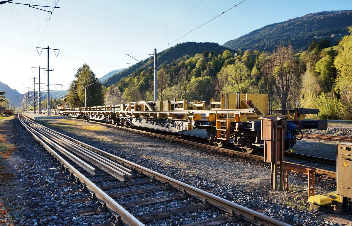 Hier zu sehen ist eine fast endlose Reihe Skks-Wagons von RTS, beladen mit den alten Gleisen. Aufgenommen am 14.4.2016 im Bahnhof Dellach im Drautal.