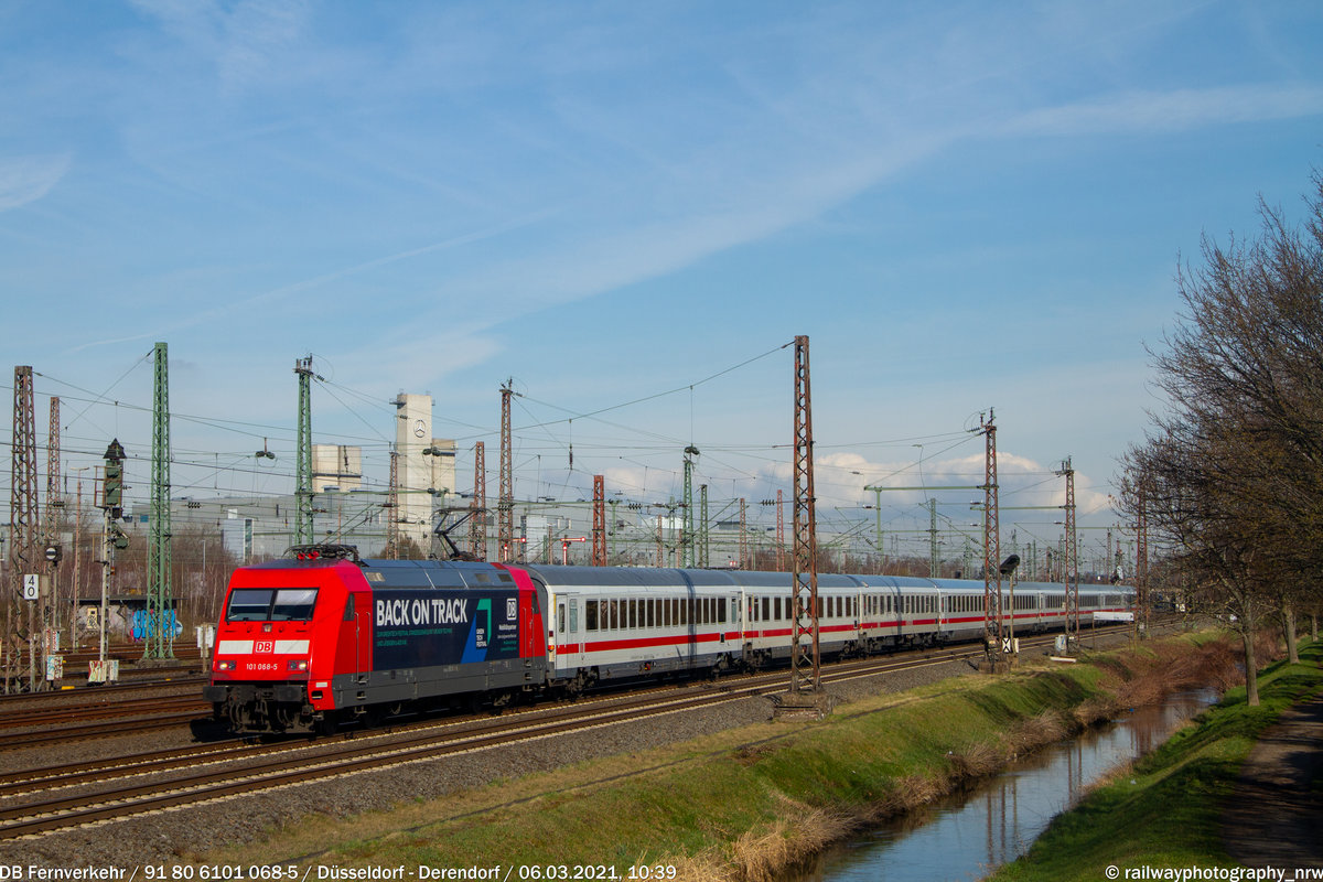 Hier zu sehen ist die für das Festival  Back on Track  werbende 101 068 in Düsseldorf-Derendorf. 06.03.2021, Düsseldorf 