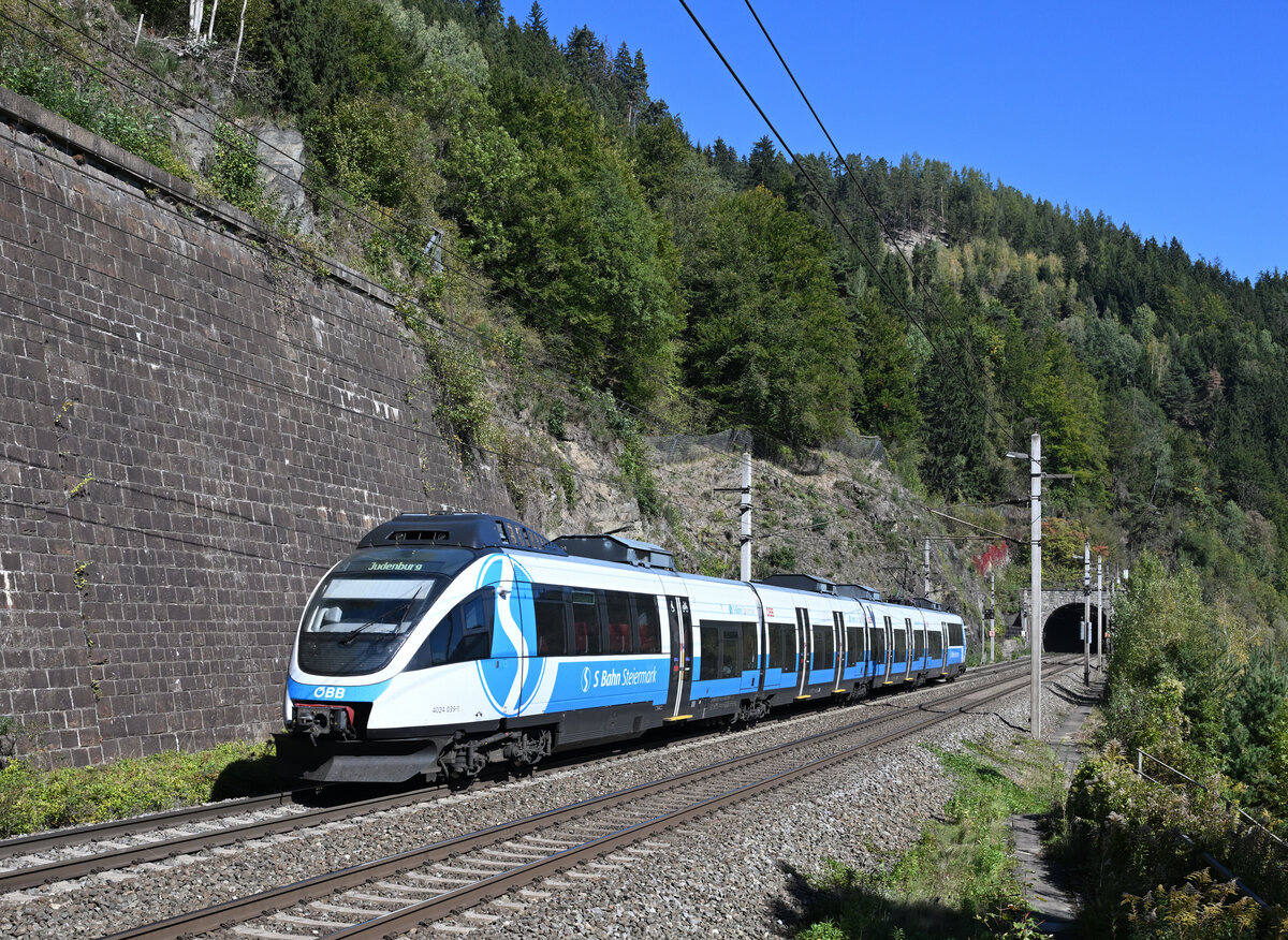 Hier zu sehen der f�r die S-Bahn Steiermark werbende 4024 039 als S 8  auf seiner Fahrt von Bruck an der Mur nach Judenburg, fotografiert kurz nach dessen Ausfahrt aus dem im Hintergrund zu sehenden 5460 Meter langen Galgenbergtunnel.