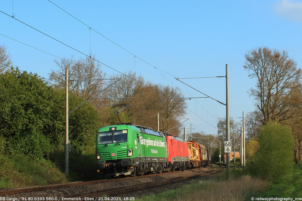 Hier zu sehen ist die neu beklebte 193 560 am 21.4. mit einem Containerzug bei Emmerich Richtung Niederlande.