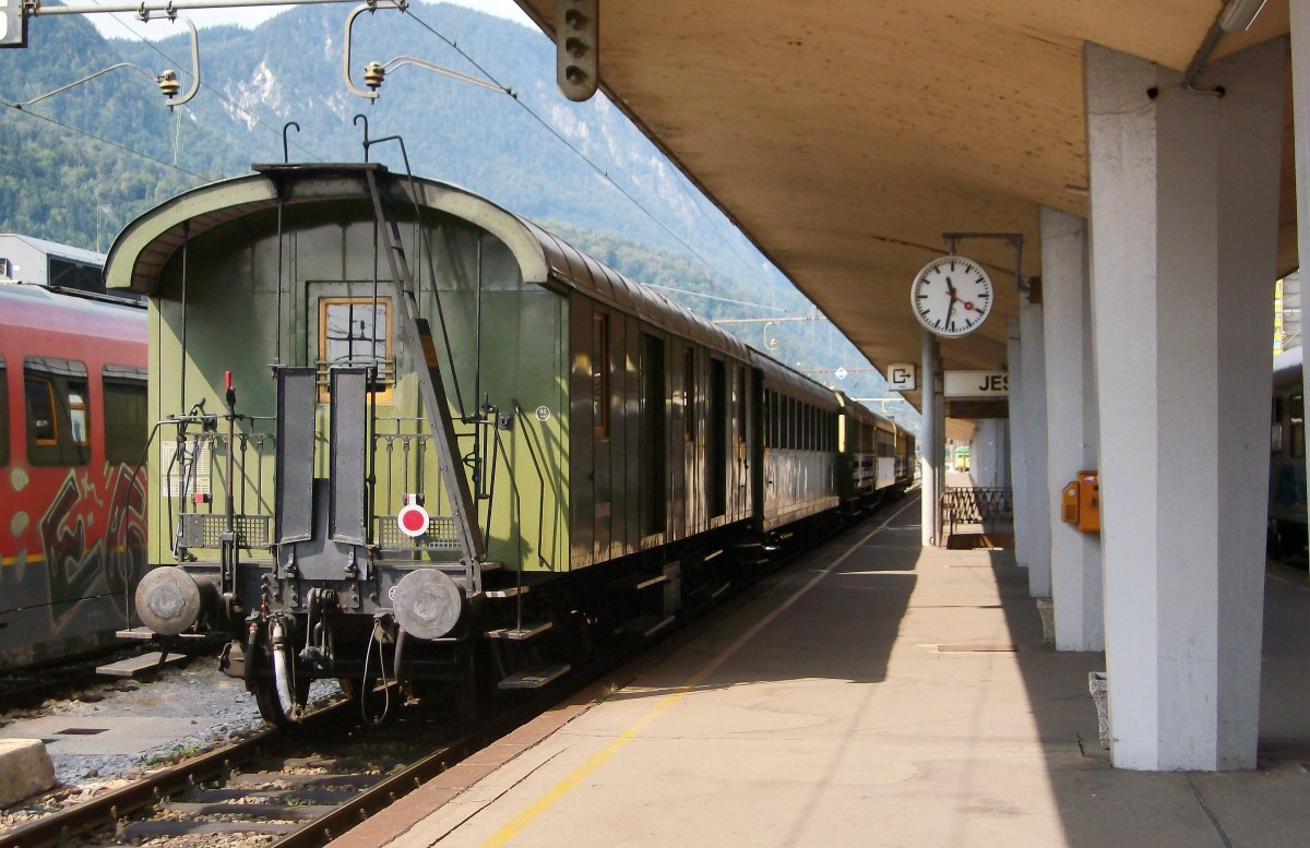 Hier zu sehen ist eine Nostalgiegarnitur, mit der regelmäßig Sonderfahrten auf der Wocheinerbahn unternommen werden. Aufgenommen im Sommer 2012 im Bahnhof Jesenice.