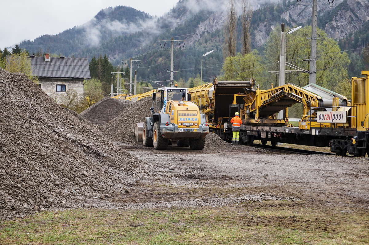 Hier zu sehen ist der RU 800 S beim Abladen vom Schotter. Obwohl heute erst ein kleiner Teil der Strecke erneuert wurde, sind doch schon eine Berge an Schotter zusammengekommen.
Aufgenommen am 9.4.2016 in Dellach im Drautal.