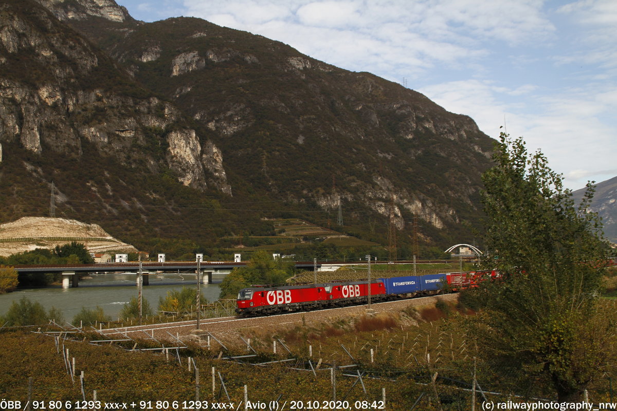 Hier zu sehen sind zwei ÖBB 1293er, wie sie ihren Güterzug in Richtung Verona ziehen. 20.10.2020, Avio