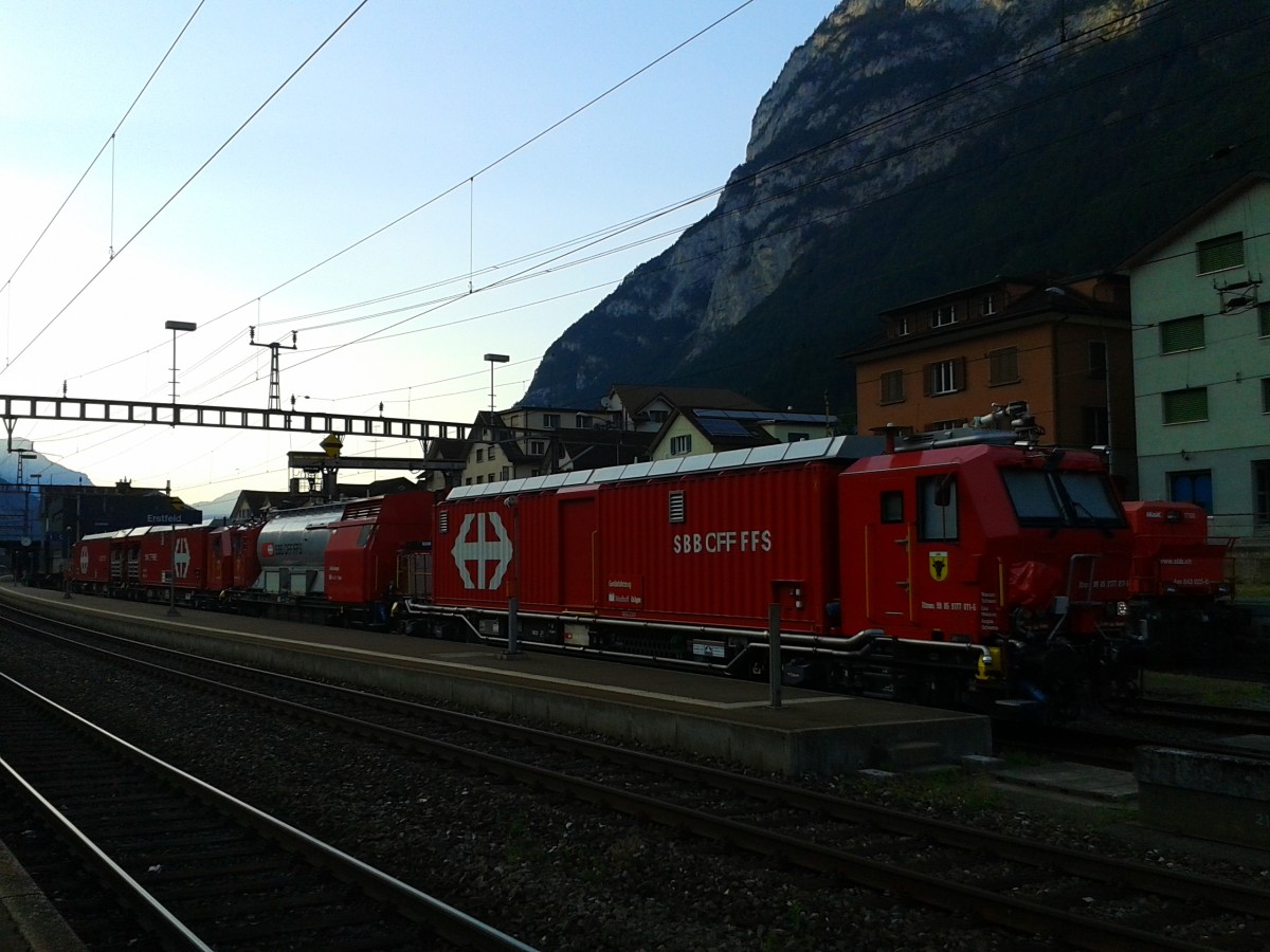 Hier zu sehen ist einer von zwei für den Gotthard-Basistunnel vorgesehenen Lösch- und Rettungszüge. Aufgenommen am 21.7.2015 im Bahnhof Erstfeld. Die Lösch- und Rettungszüge werden dieselhydraulisch betrieben und bestehen aus einem Tanklöschwagen (Xans 99 85 9375 011-5), einem Gerätewagen (Xtmas 99 85 9177 011-5) sowie aus dem Rettungswagen 1 (Xtmas 99 85 9177 011-5) und dem Rettungswagen 2 (Xtmas 99 85 9174 021-7). Der Tanklöschwagen verfügt über einen Wassertank mit 50.000 Litern und einem Tank für Schaumextrakt mit 1.800 Litern Inhalt.