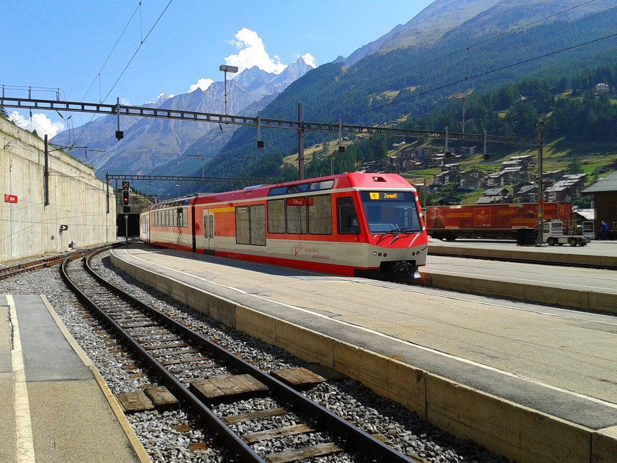 Hier zu sehnen ist ein ABDeh 4/8 als R 323 (Fiesch - Zermatt) am 22.7.2015 bei der Einfahrt in Zermatt.