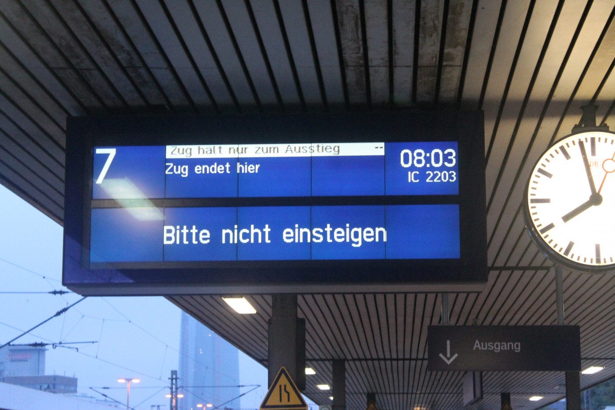 Hier der Zugzielanzeiger fr den morgendlichen IC von Bebra nach Frankfurt(M) Hbf der am 14.10.13 nur zum aussteigen in Frankfurt Sd hlt.