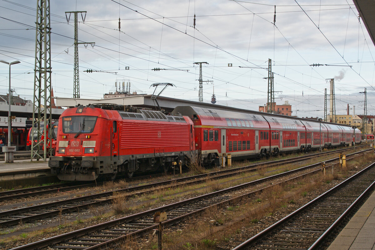 Hier zusehen ist 102 002 am 4.4.24 mit einem München-Nürnberg-Express/RE 1 im Nürnberger Hauptbahnhof.