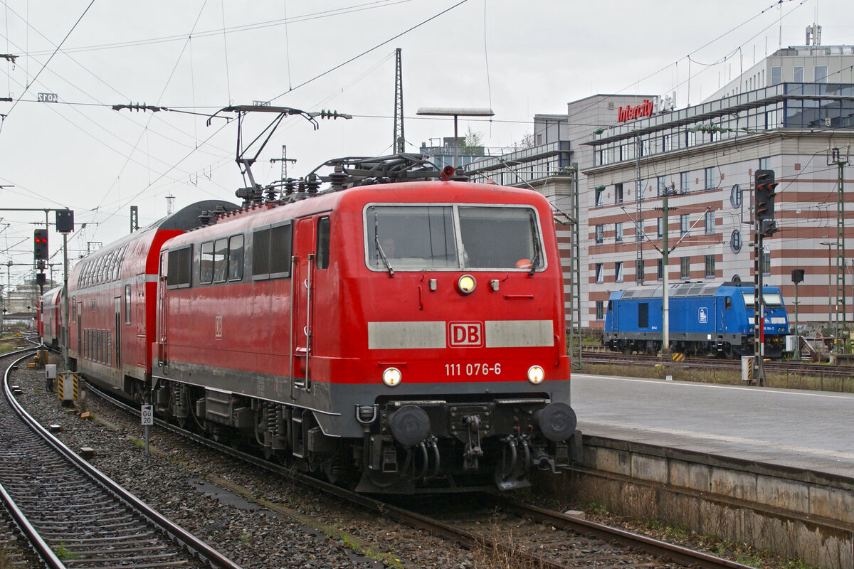 Hier zusehen ist 111 076 am 4.4.24 mit einem RE 60 bei der Einfahrt in den Nürnberger Hauptbahnhof.
