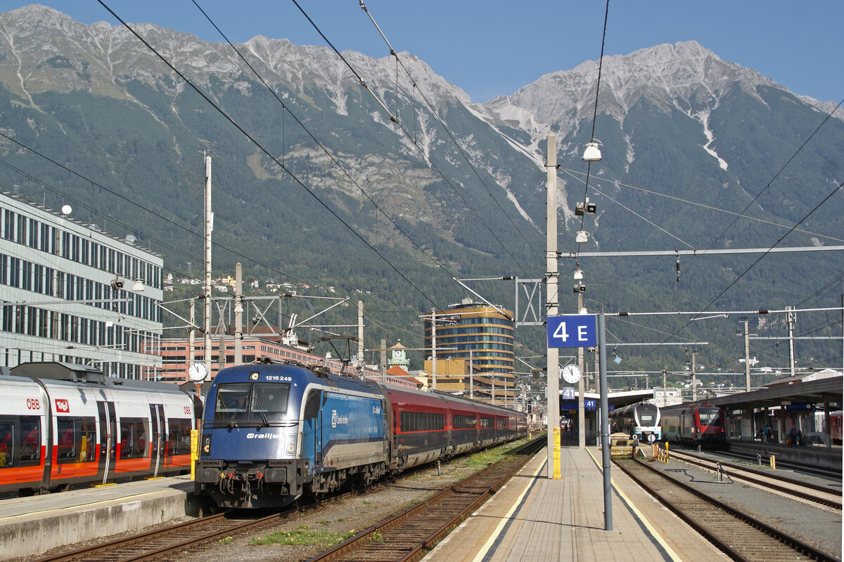 Hier zusehen ist 1216 249 am 3.10.23 mit einem Railjet im Innsbrucker Hauptbahnhof.