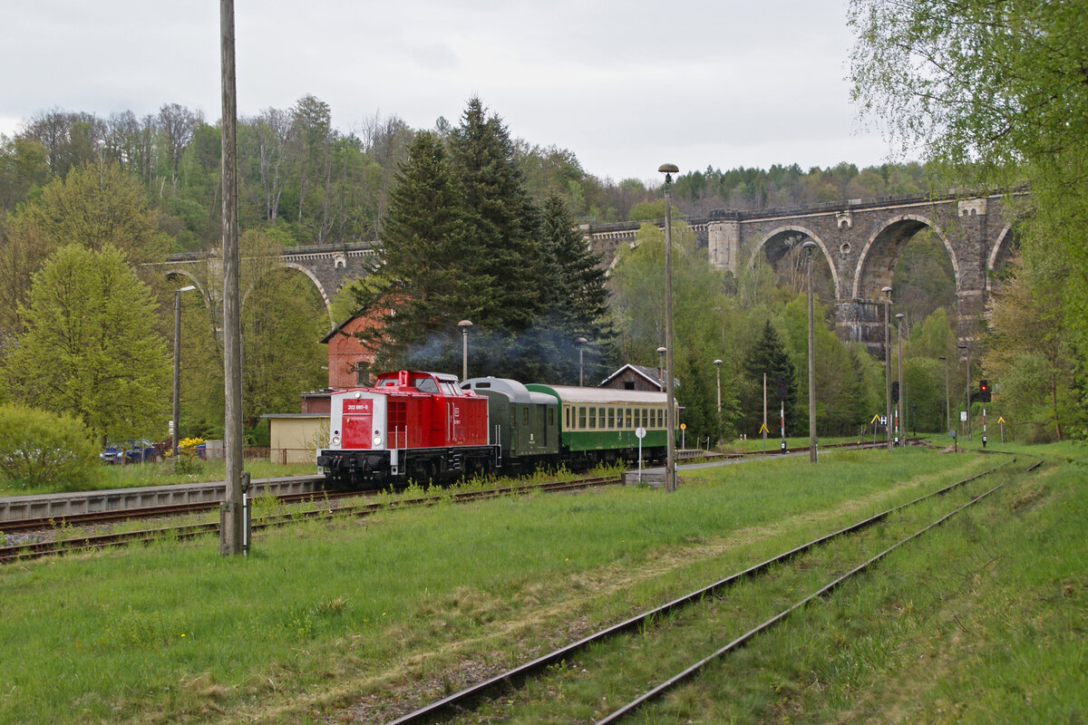 Hier zusehen ist 202 885 am 23.4.24 mit zwei Wagen im Bahnhof Hetzdorf (Flöhatal) in Richtung Flöha.
