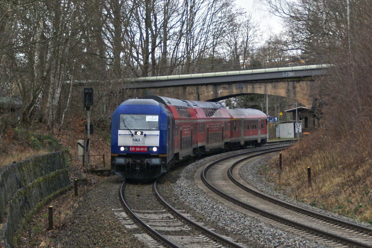 Hier zusehen ist 223 015 mit dem WFL-Ersatzzug auf dem RE 6 am 1.1.24 kurz nach dem Haltepunkt Chemnitz-Borna Richtung Chemnitz Hbf.