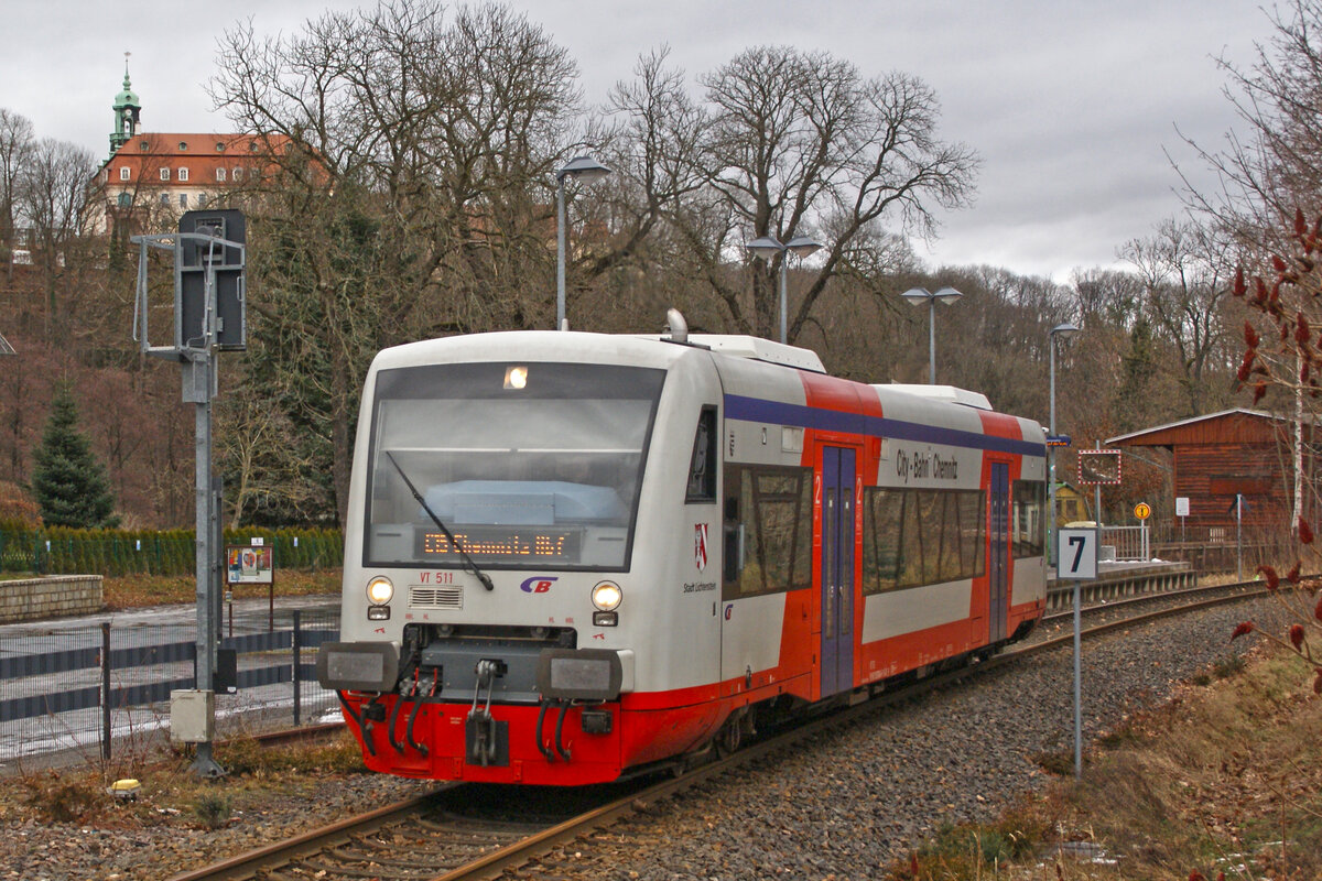 Hier zusehen ist 650 049 (VT 511) der City-Bahn Chemnitz am 22.1.24 als C15 nach Chemnitz Hbf bei der Abfahrt am Haltepunkt Braunsdorf-Lichtenwalde. Im Hintergrund sieht man das Schloss Lichtenwalde.