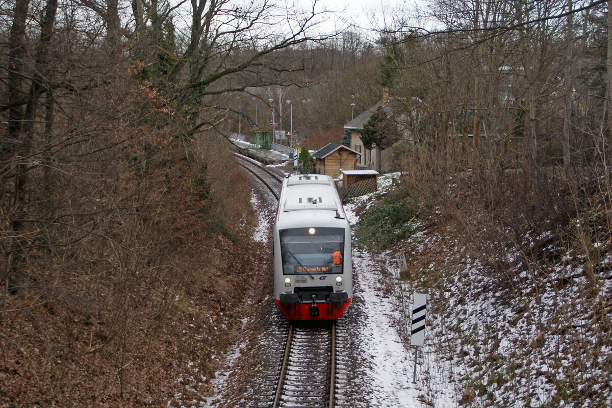 Hier zusehen ist 650 050 (VT 512) der City-Bahn Chemnitz am 22.1.24 als C15 nach Chemnitz Hbf kurz nach dem Haltepunkt Frankenberg Süd.