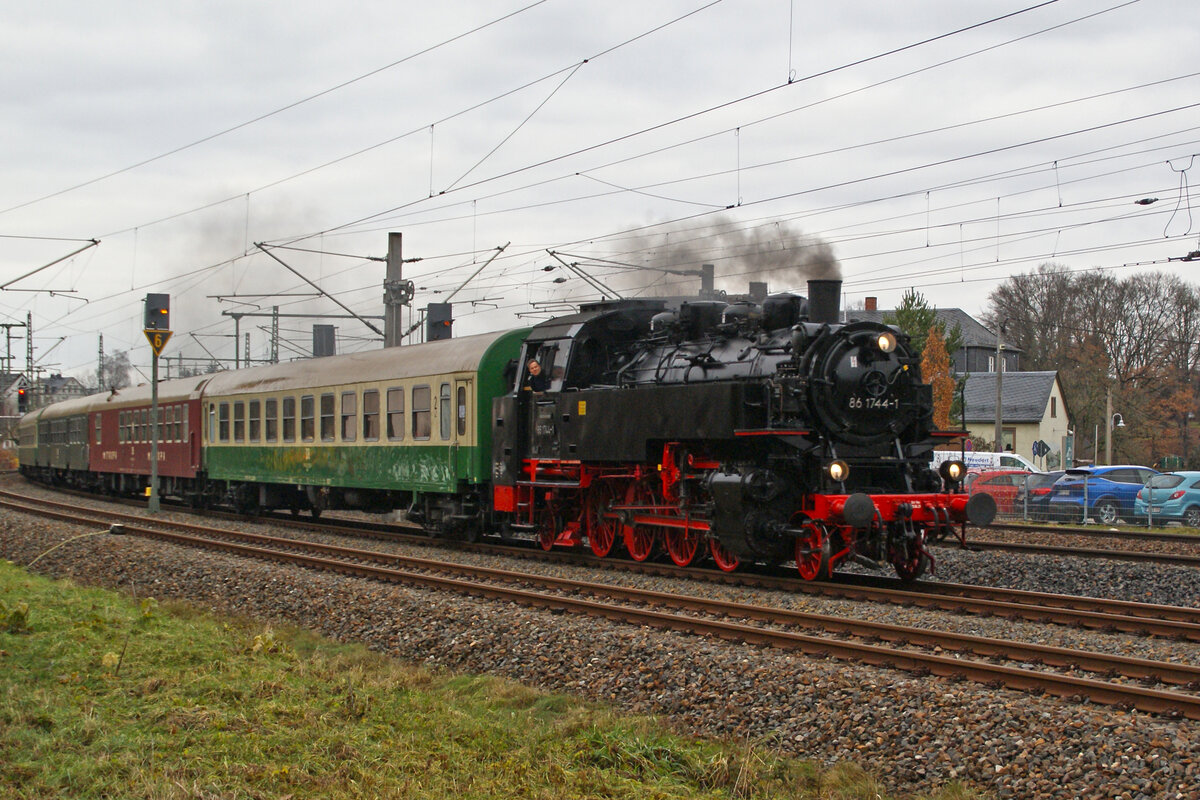 Hier zusehen ist 86 1744 mit einem Sonderzug am 16.12.23 bei der Einfahrt in Niederwiesa aus Richtung Chemnitz.