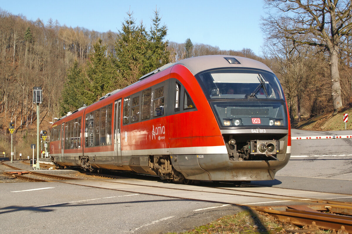 Hier zusehen ist Arriva 642 013 am 28.1.24 als Ersatzzug auf der RB80 nach Cranzahl bei der Ausfahrt aus Hennersdorf (Sachsen).